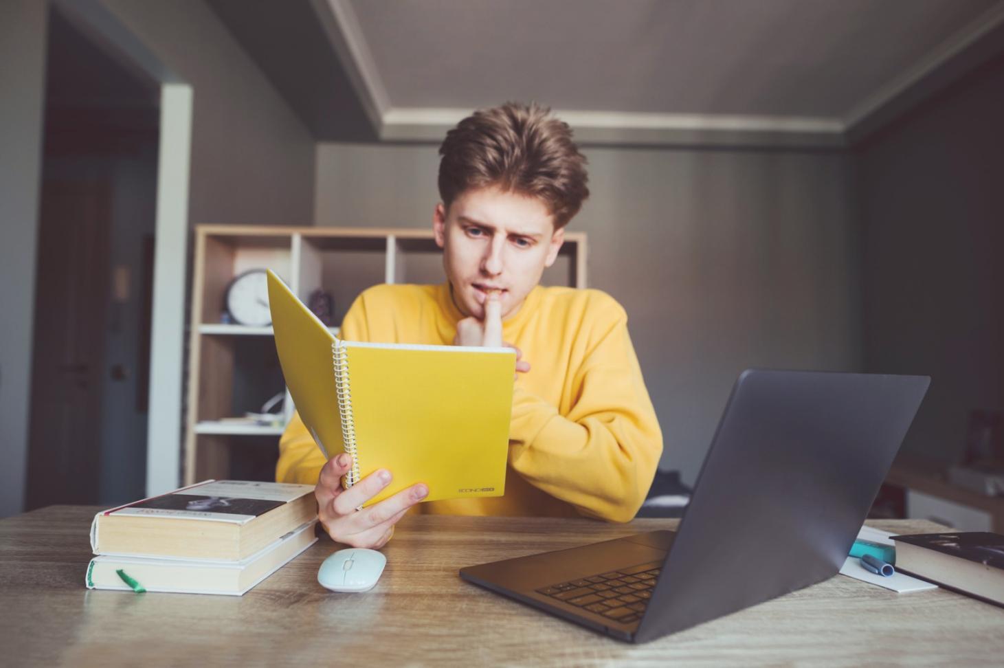 Lernmotivation – Teilnehmer analysiert SEO-Daten am Bildschirm